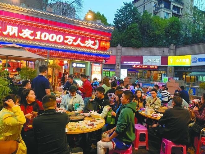 丨2025 重庆火锅的热辣滚烫PG麻将胡了试玩平台消费周刊(图1)