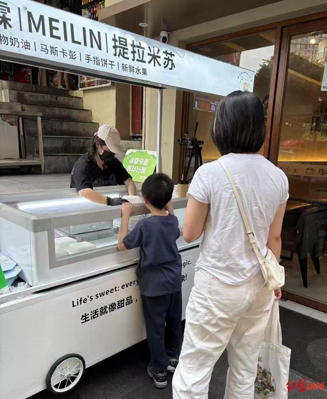 近况曝光！摆摊卖甜品想踏出重生第一步麻将胡了2试玩“重庆姐弟坠亡案”妈妈(图4)