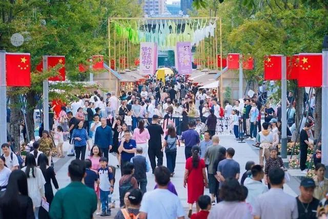 关注！成都这三条街爆火！麻将胡了2试玩模拟器央媒(图2)