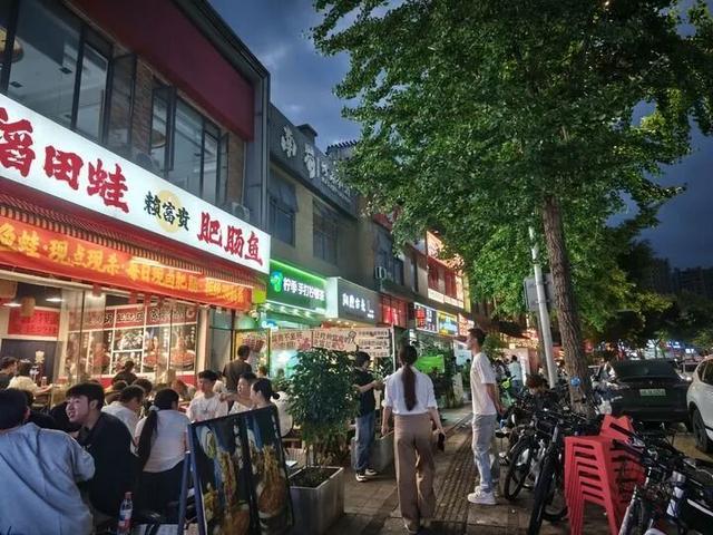 关注！成都这三条街爆火！麻将胡了2试玩模拟器央媒(图4)